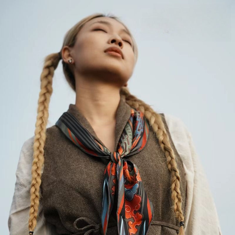 A journey of ten thousand miles, a tassel on a cloud.