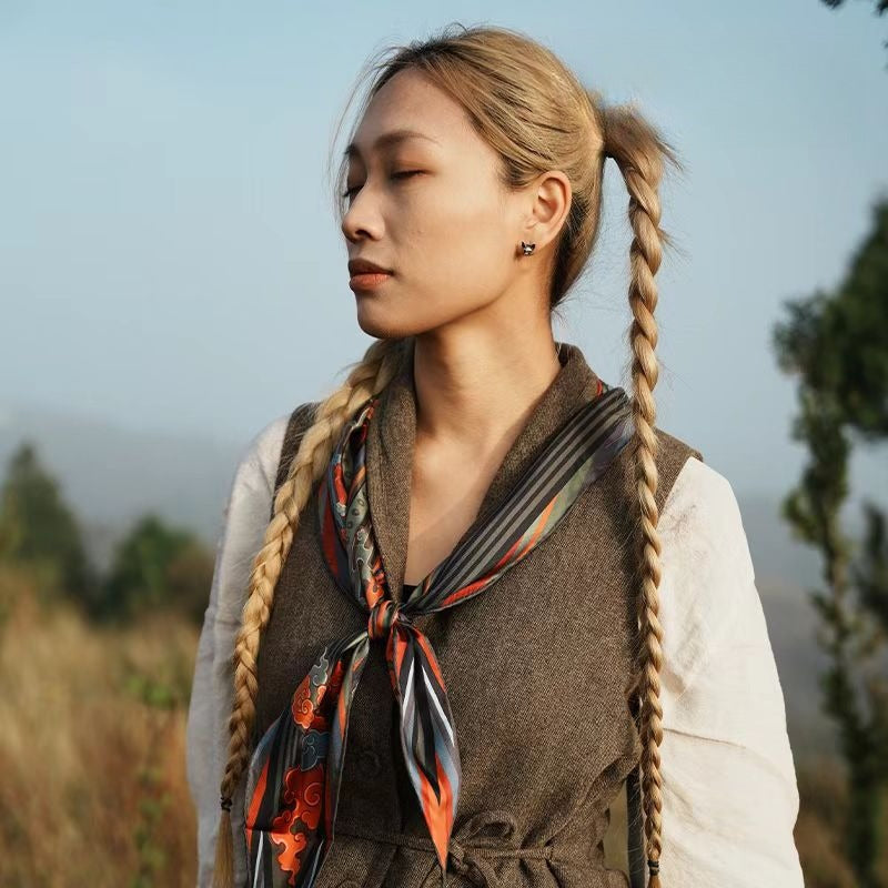 A journey of ten thousand miles, a tassel on a cloud.